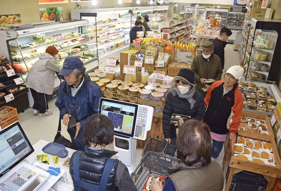 再オープンした「スーパー　フェニックス」で買い物を楽しむ住民ら（写真はいずれも東洋町白浜）