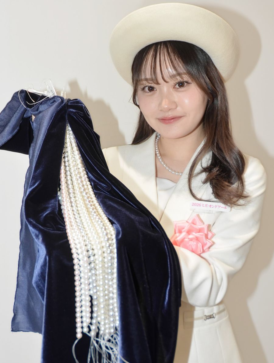 愛媛産真珠をＰＲする真珠大使の越智蒼さん（高知市本町４丁目の高知新聞社）