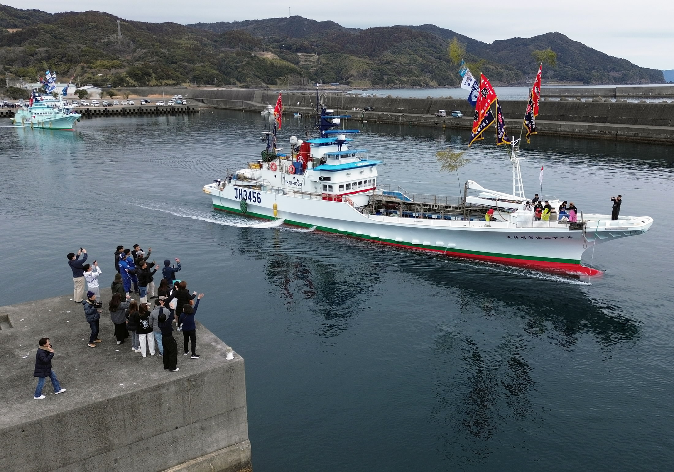 いっぱいつってきいよ」 カツオ一本釣り漁船が出発 黒潮町 | 高知新聞
