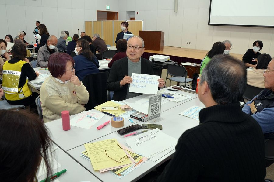 防災を絡めた地域行事について話し合う参加者ら（高知市の市総合あんしんセンター）