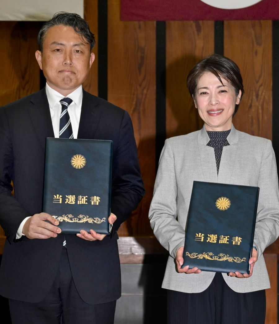 当選証書を受け取った浜口卓也氏（左）と水野雪絵氏＝県庁正庁ホール