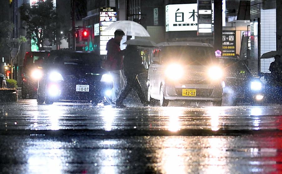 雨脚が強まる中、酔客らが家路を急いだ（11日午前1時ごろ、高知市はりまや町3丁目）