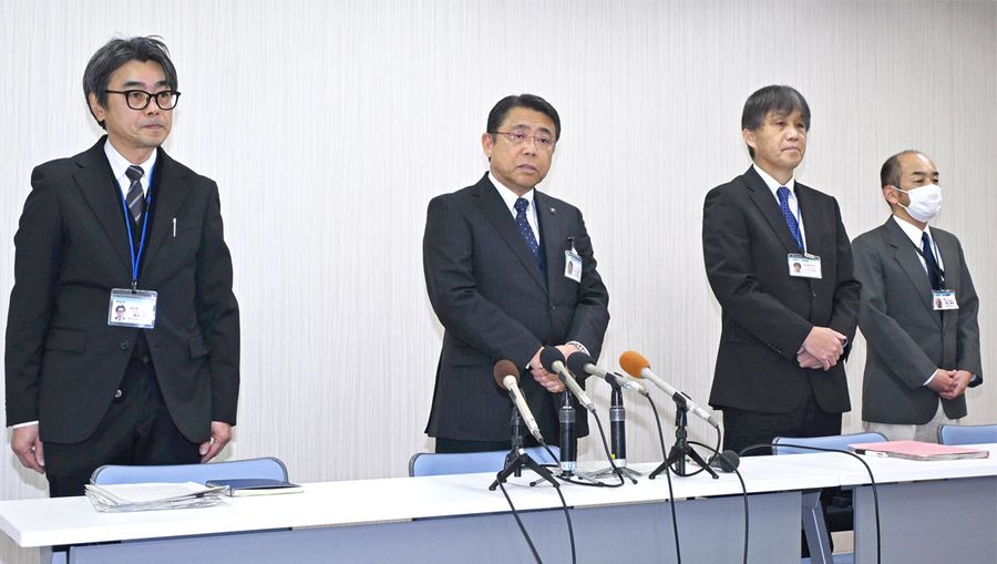 会見で謝罪する平山耕三南国市長＝左から２人目＝ら（同市大そね甲）