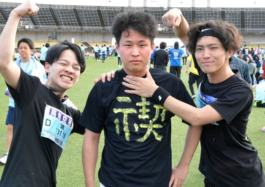 みそぎを済ませたと胸を張る永野隼さん。「胸を張るな」と突っ込む仲間たち（高知市の春野陸上競技場）