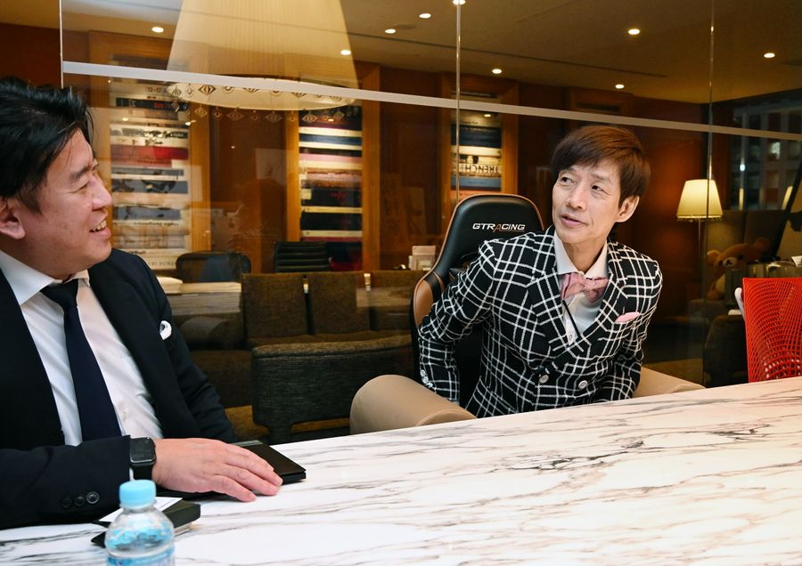 インタビューに答える松村厚久社長。「３０年、すごいよね。社員みんながよくやってくれた」（東京・港区の同社本社）