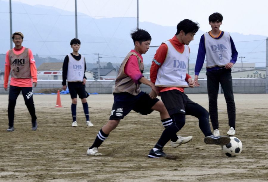 高知Uの選手と中学生が一緒にプレーしたサッカー教室(安芸市僧津の市立安芸中学校)