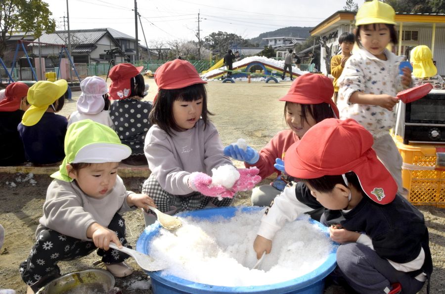 雪遊びを楽しむ子どもたち(東洋町河内の甲浦保育園)