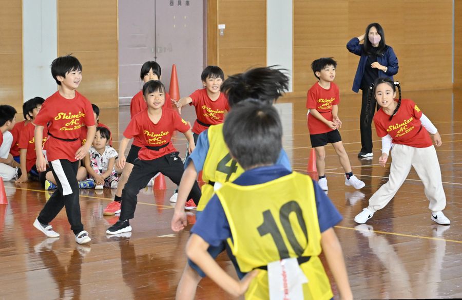 ビニール製の「しっぽ」を腰に着けて取り合ったミニゲーム（土佐清水市の市民体育館）