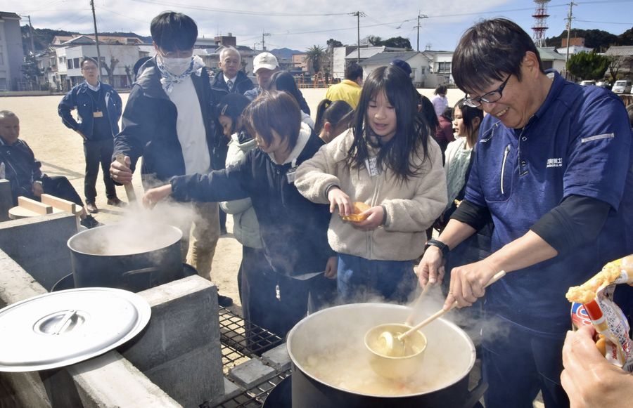 寄贈されたかまどベンチで炊きだしをする児童ら（四万十市の中村小学校）