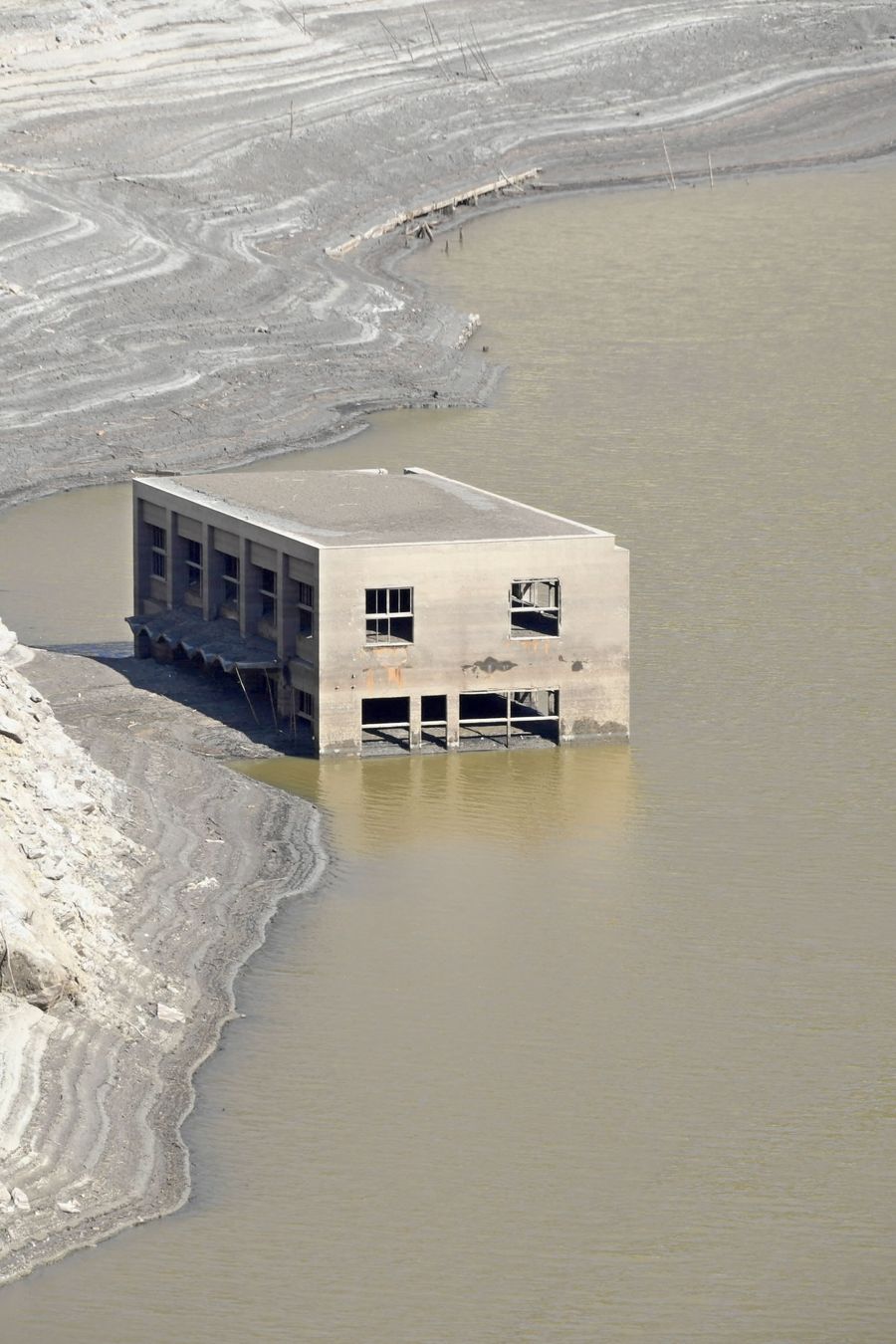 早明浦ダムも渇水 水位低下、旧大川村役場建物あらわに 2／20から香川、徳島で第2次取水制限 | 高知新聞