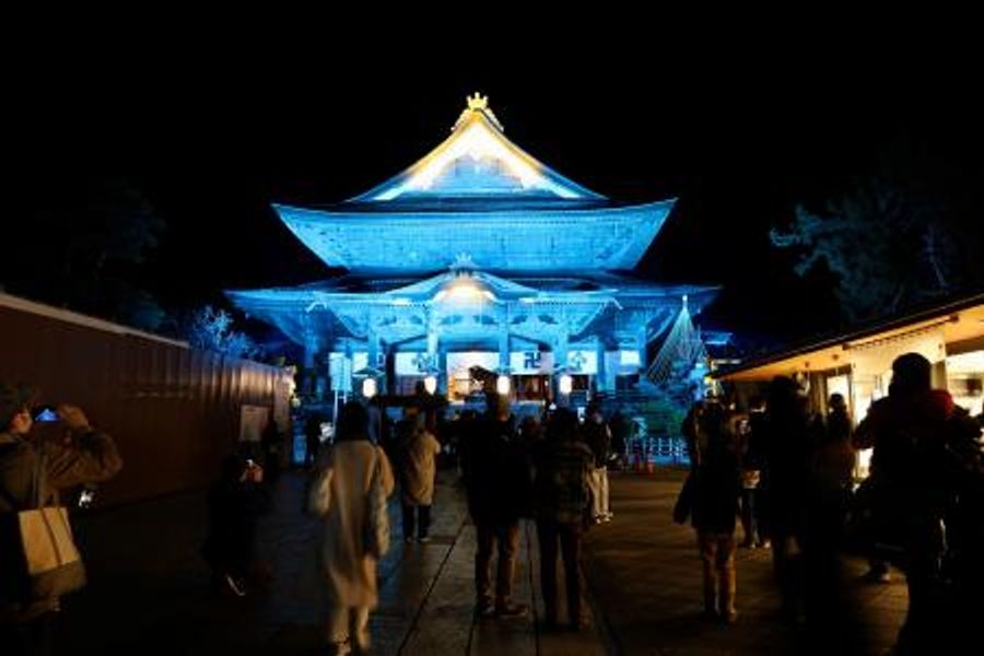 平和願い善光寺彩り 長野、五輪理念を継承 | 高知新聞