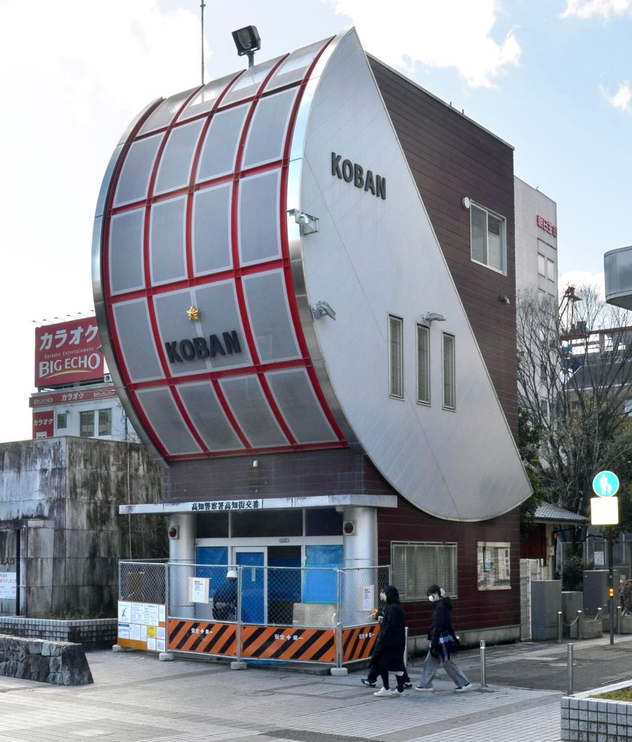 改修工事中の高知街交番（高知市帯屋町１丁目）