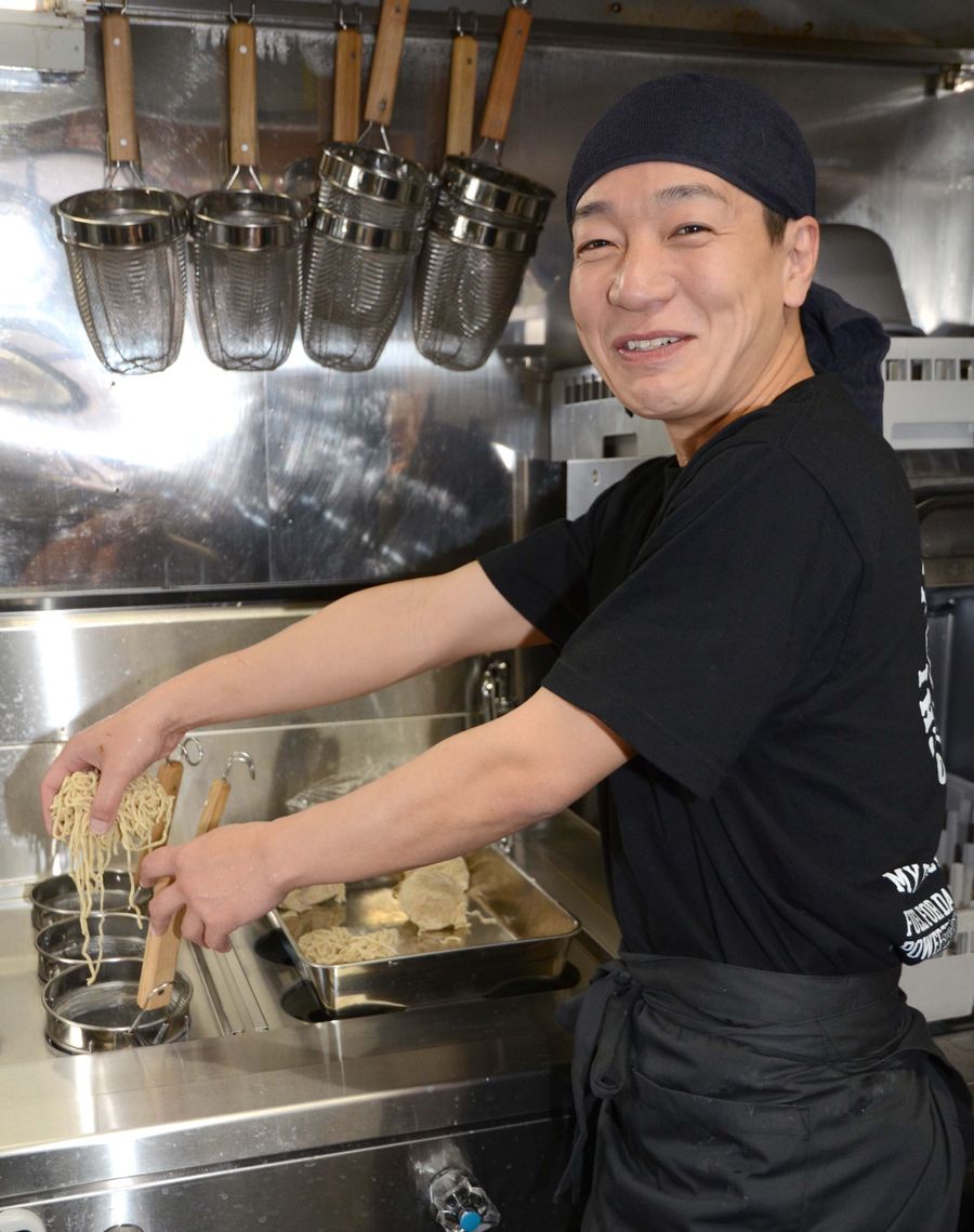 【新店】なぜ高知に？ 大阪発の大人気店「人類みなまぜそば」がランチ激戦区にオープン！ 店主は大阪からの移住男性「人生変わった」 高知への思いと ...