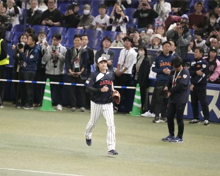 初戦は6日、早くも大谷に大歓声 存在感別格、グッズ売り場に行列