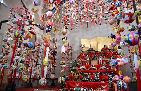 福岡「さげもん」華やかに 伝統ひな飾り、水郷彩る | 高知新聞