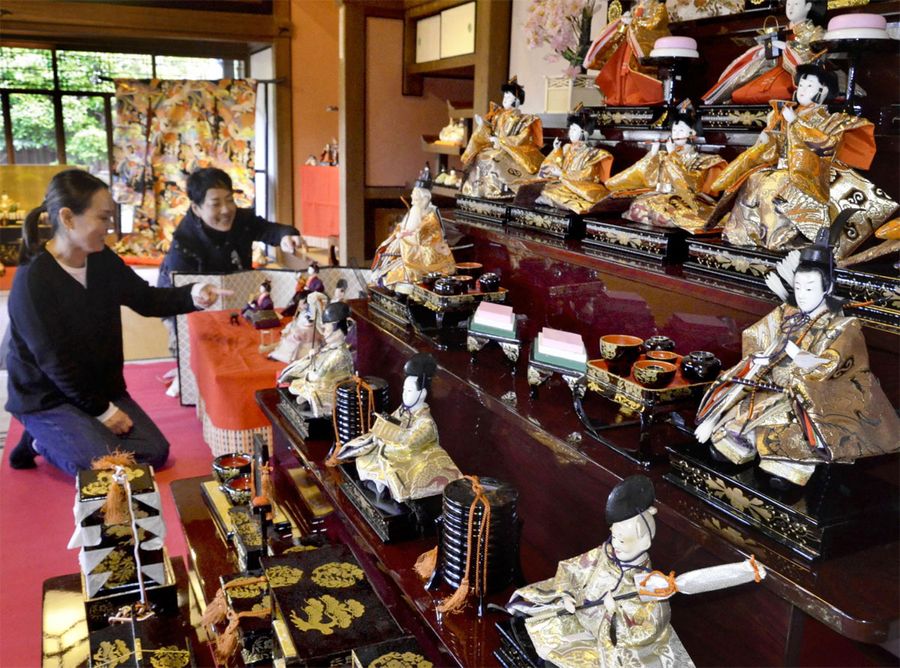 約２２０体のひな人形が並ぶ四万十街道ひなまつりの会場（四万十町茂串町の古民家カフェ半平）