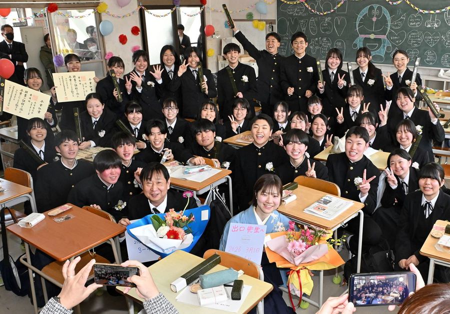 卒業式を終え、最後のホームルーム後に記念撮影する卒業生ら（高知市追手筋２丁目の追手前高校＝河本真澄撮影）