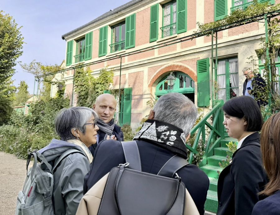 フランスを訪れ、本家モネの庭の運営団体幹部のローラン・エショバール氏（奥）と面会する村職員ら＝フランス・ジヴェルニー