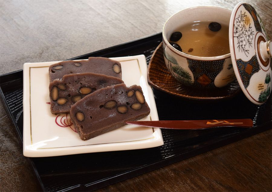 もちもち食感の「黒豆蒸しようかん」は甘さ控えめ。お供に黒豆茶もどうぞ