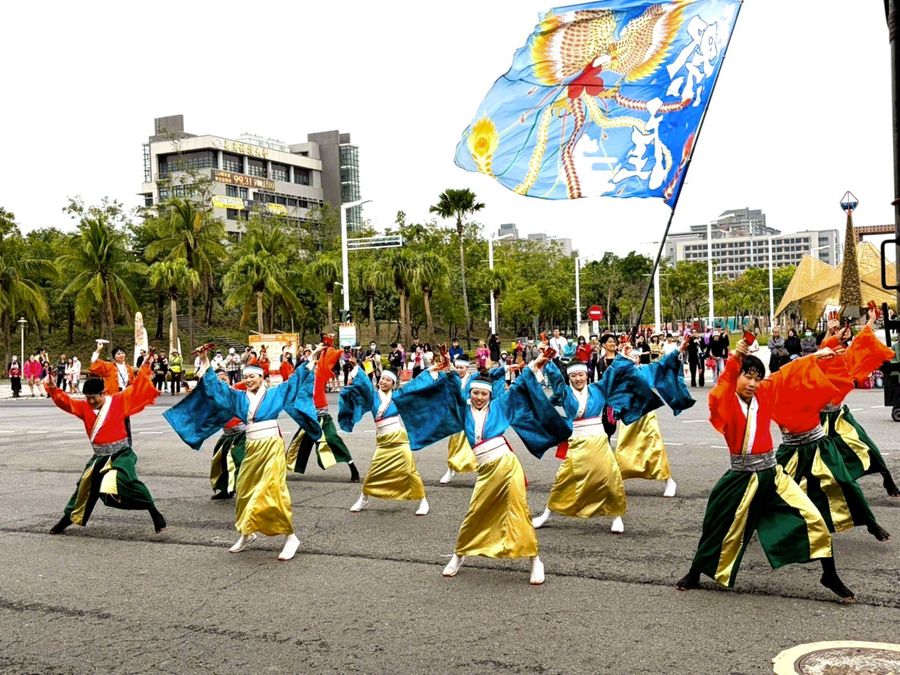 ３日に始まった台湾ランタンフェスで演舞を披露する「祭屋よさこい踊り子隊」（県提供）
