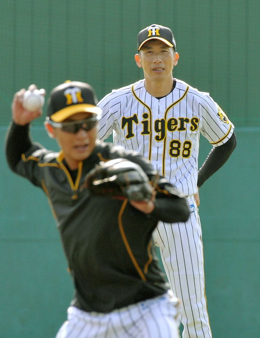 ２０１９年の安芸秋季キャンプで監督として選手の動きを見る矢野耀大氏（安芸球場）