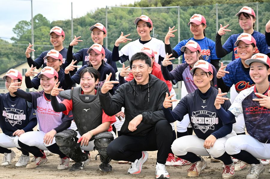 視察に訪れた高知中央高校の女子野球部員と笑顔で記念撮影する矢野燿大さん（高知市大津乙の高知中央高＝森本敦士撮影）　