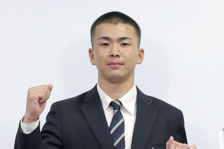 組み合わせ抽選会でポーズをとる高知農の杉本仁主将＝６日、大阪市北区（代表撮影）