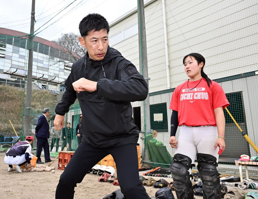 同じ捕手としてスローイングの手ほどきをする矢野さん