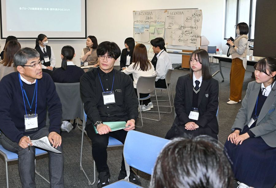 桑名龍吾市長＝左端＝らが高校生と交流したワークショップ（高知市役所）
