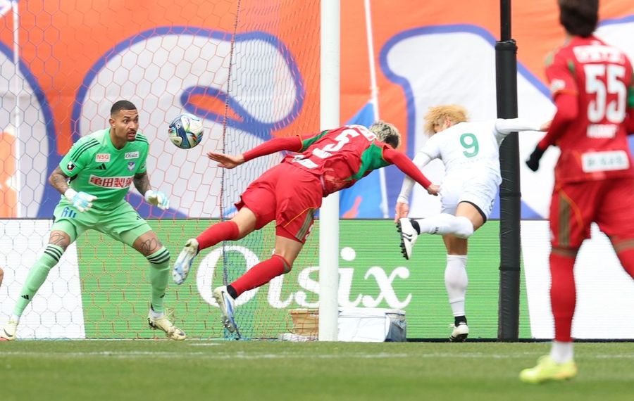 【新潟―高知】前半４分、ＦＷ新谷聖基（９）が頭で決め先制（新潟市のデンカビッグスワンスタジアム）