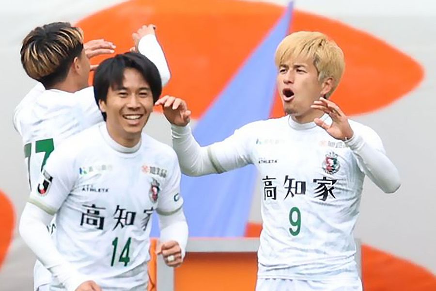 【新潟―高知Ｕ】前半４分、先制点を決めて喜ぶ高知Ｕ・新谷（９）＝新潟市のデンカビッグスワンスタジアム