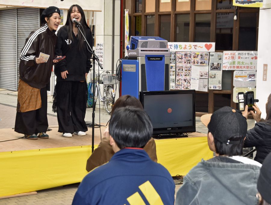 思い思いのエールを叫ぶ参加者（写真はいずれも四万十市中村天神橋の天神橋商店街）