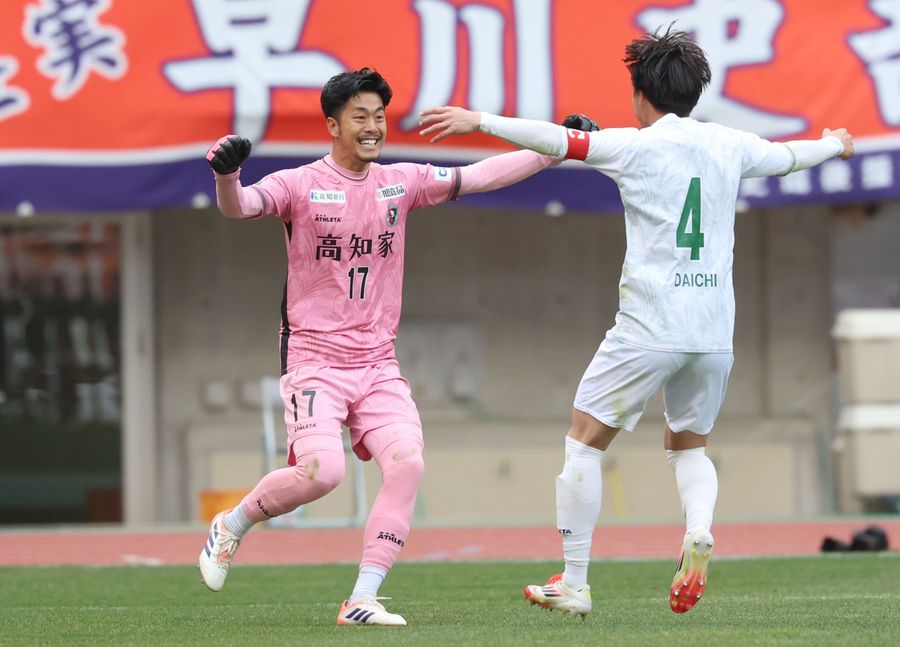 【新潟―高知Ｕ】ＰＫ戦に勝利して喜ぶ高知ＵのＧＫ猪瀬⑰。右は主将小林④（新潟市のデンカビッグスワンスタジアム）