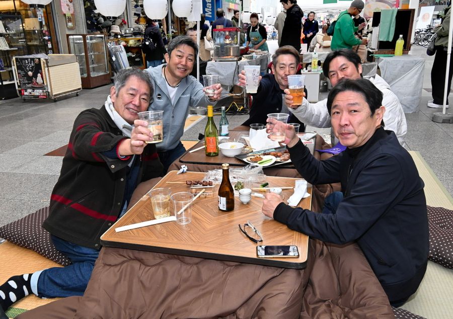 商店街のど真ん中で宴会を楽しむ観光客ら（高知市帯屋町１丁目）