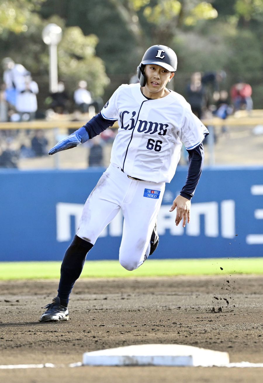 【西武－ヤクルト】８回裏無死二塁、秋山のヒットで三塁に進む川田（写真はいずれも春野球場＝森本敦士撮影）