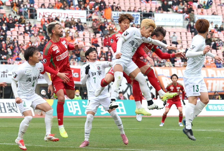 【新潟―高知Ｕ】後半アディショナルタイム、ゴール前で必死に守る高知（新潟市のデンカビッグスワンスタジアム）