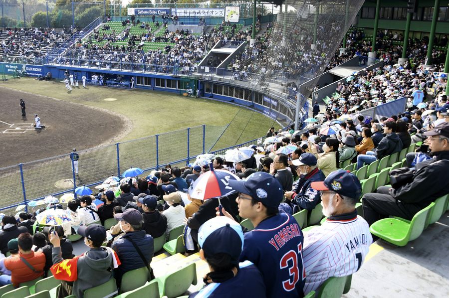 七回表ヤクルトのラッキーセブンでは、東京音頭にのせてスタンドに傘の花が開いた（写真はいずれも春野球場）