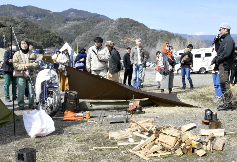個性あふれるテントを見学する参加者たち（越知町の宮の前公園）