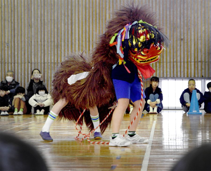 獅子舞を踊る児童（宿毛市の大島小学校）