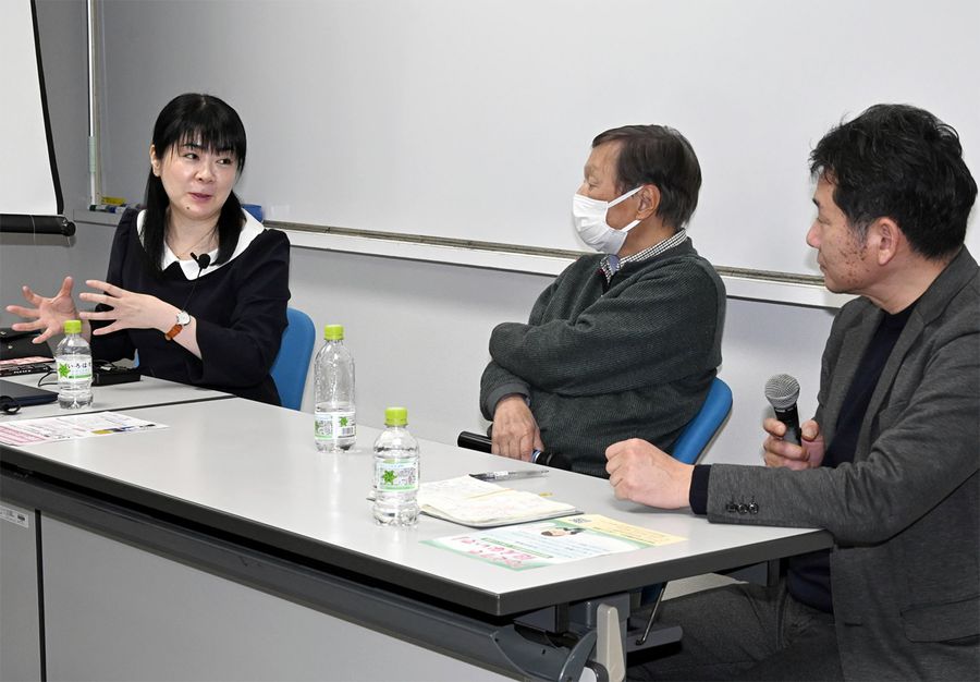 加害者家族支援の必要性を訴える阿部恭子さん（左）と岩城慎人さん（中央）ら＝高知市九反田の市文化プラザ「かるぽーと」