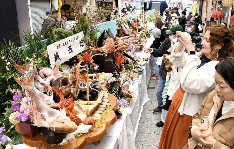 食欲をそそる華やかな作品が並んだ「南国土佐皿鉢祭」（写真はいずれも高知市の大橋通商店街）