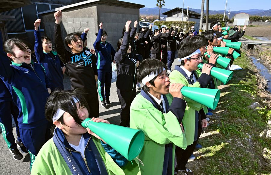 息を合わせて大声援を送る応援団と、キレキレのダンスで盛り上げるチアリーダー隊（写真はいずれも南国市の高知農業高校野球場＝新田祐也撮影）