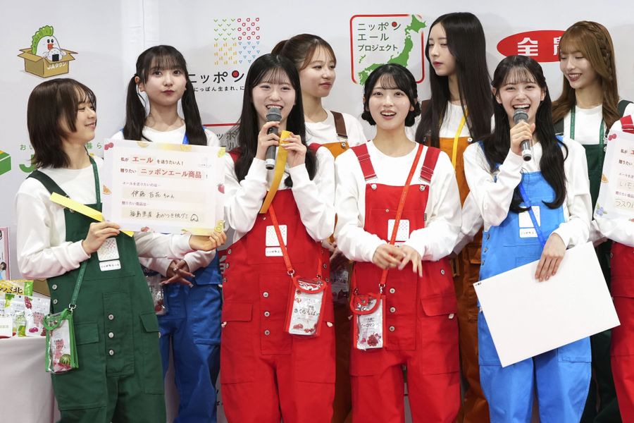 記者会見で話すAKB48の八木愛月さん（左から３人目）＝９日、東京都千代田区