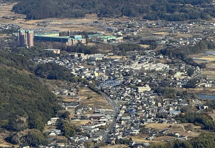 建築規制が緩和された高知工科大や片地小学校周辺（香美市＝佐藤邦昭撮影）