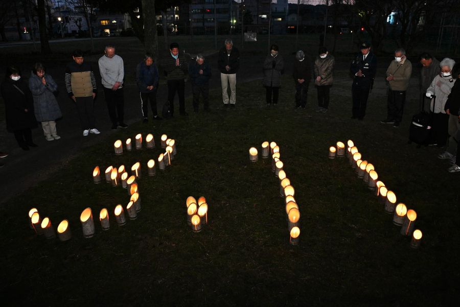 約３０人が黙とうを捧げた追悼集会（高知市の青柳公園）