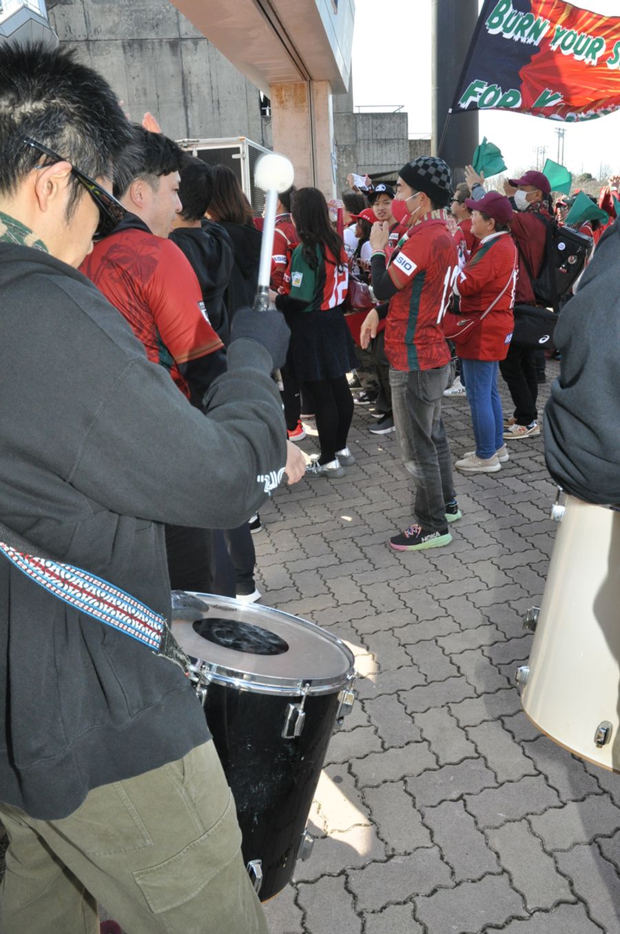 西森さん＝手前左＝らが「春野じゃ、負けない」とドラムで選手を後押し（３月１日）