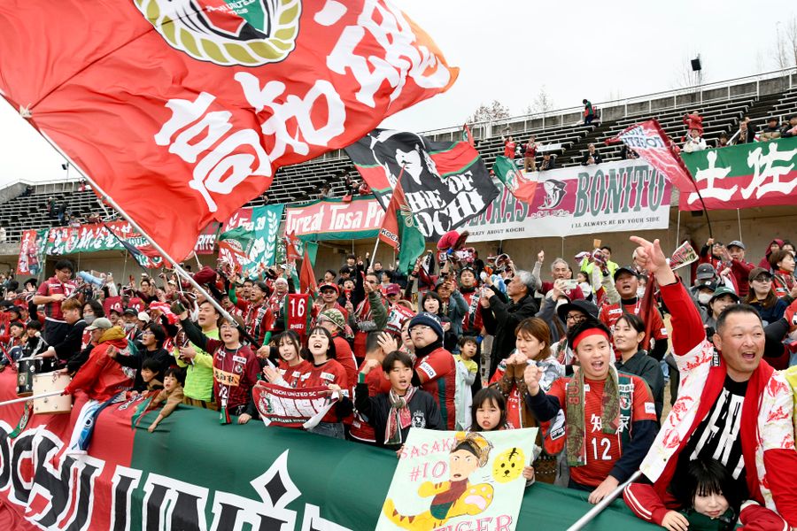 勝利に沸く高知ユナイテッドのゴール裏。左奥にドラムメンバーがいる（２月２２日）