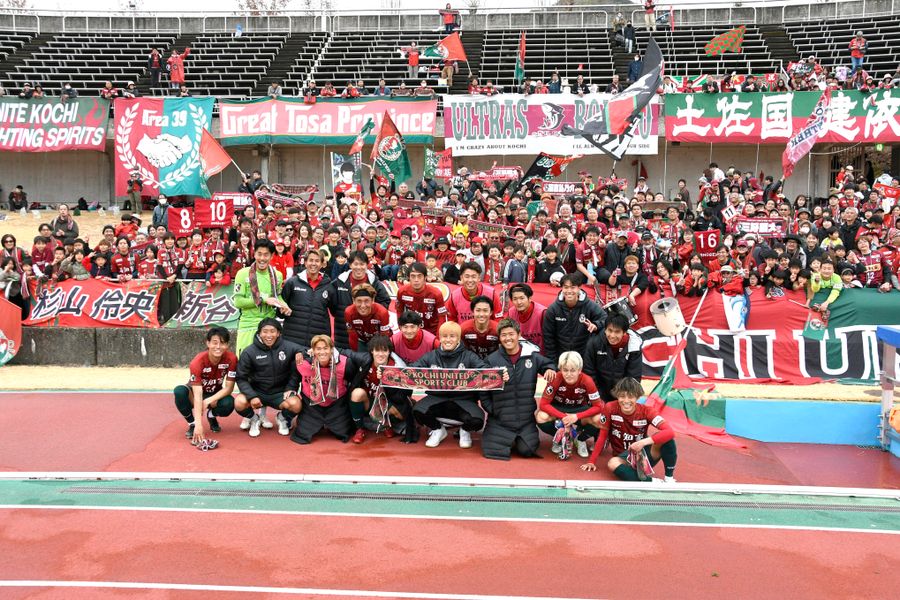 勝利を飾って選手、サポーターで記念写真（２月２２日）