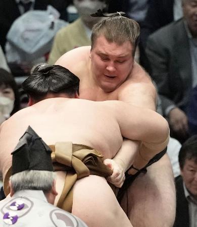 安青錦3敗目、綱とり厳しく 豊昇龍ら1敗7人の混戦 | 高知新聞