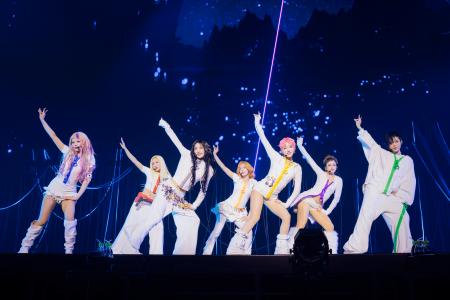 止まらず走り続ける」とXGの7人、プロデューサーの事件後初のライブ